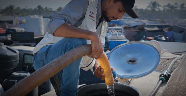 فريق نطوف يتمكن من تأمين مياه الشرب للنازحين 